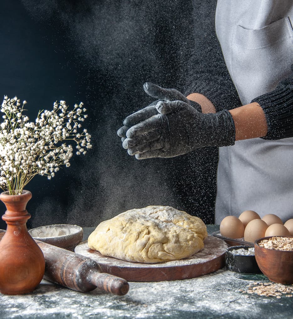 Baker dusting flour - Hover